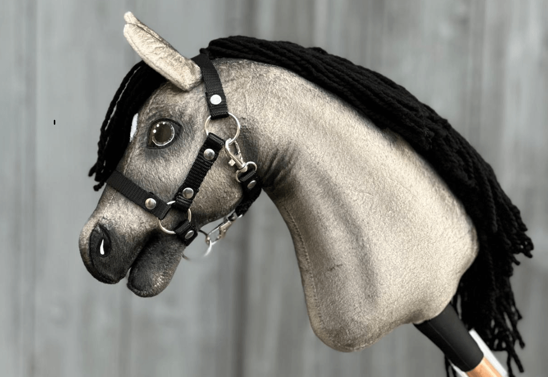 LarDen Hobby Horse Größe XS mit grauem Plüschfell, schwarzer Garnmähne und schwarzem Halfter