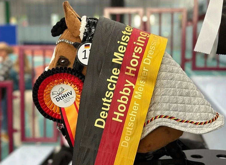 Hobby Horse primé avec des rubans et une rosette du championnat allemand de Hobby Horsing