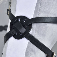 Gros plan de la Muserolle Mexique Noir de Hobby Horse LarDen, avec nœud décoratif en similicuir noir, présentée sur une surface en peluche blanche, peut-être comme élément d’un harnais ou d’une bride pour Hobby Horse.