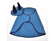 Das Set Thermo Sky von Hobby Horse LarDen zeigt ein blaues gestepptes Kostüm oder einen Umhang mit dunkelblauer Einfassung und zwei aufrechten Hörnern an einem abgerundeten Kopfteil, inspiriert von einer Ohrenkappe für Hobby Horse und ideal als stilvoller Insektenschutz.