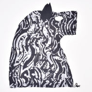 La combinaison de protection pour Hobby Horse LarDen Black & White est un vêtement noir et blanc évoquant une tête de cheval, avec une oreille, une ouverture pour l’œil et des rayures abstraites façon zèbre, idéal pour protéger votre Hobby Horse