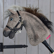Hobby Horse Midnight Blue mit Schwarzem Halfter - Größe S von Hobby Horse LarDen mit Plüschhengstkopf und realistischer Mähne, auf einem Stab montiert und vor einer hellgrauen Holzwand präsentiert.