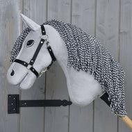 Hobby Horse Caesar mit Schwarzem Halfter von Hobby Horse LarDen mit grauem Plüschkopf, schwarz-weißer Garnmähne, schwarzem Halfter und großen Comic-Augen auf einem Holzstock – perfekt für fantasievolles Spielen.
