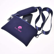 Eine marineblaue Crossbody-Tasche aus Neopren von Hobby Horse LarDen mit Reißverschluss, verstellbarem abnehmbarem Riemen und einem rosa Logo mit Pferdegrafik. Ein schwarzes Smartphone schaut aus der geöffneten Tasche hervor, freigestellt vor weißem Hintergrund.