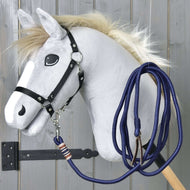 Das Hobby Horse - Longe / Longierseil von Hobby Horse LarDen zeigt ein graues Pferd mit flauschiger Mähne, comicartigen Augen, schwarzem Zaumzeug und blauem Führseil auf einem Holzstab, vor einer grauen Holzwand.