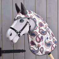 Hobby Horse en tissu de Hobby Horse LarDen avec visage gris, bride noire et couverture cachemire colorée, devant un panneau en bois, portant l’imperméable Fairy Blue softshell assorti pour plus de charme et de protection.