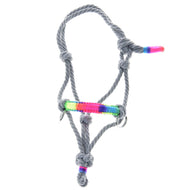 Seilhalfter Manhattan von Hobby Horse LarDen, ein graues Seilhalfter mit mehreren Knoten, Metallringen und auffälligen Akzenten aus Regenbogengarn, vor weißem Hintergrund.