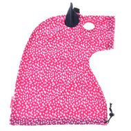 Hobby Horse Schutzanzug Minie (Lycra) von Hobby Horse LarDen als leuchtend pinker Bezug mit weißen Flecken, schwarzem Ohr, oberer Öffnung und schwarzem Kordelzug. Waschbar und stilvoll, hält er Ihr Hobby Horse sauber und geschützt.