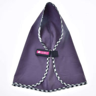 Stalldecke Dahlia von Hobby Horse LarDen ist ein lila Kleidungsstück mit Kapuze, schwarz-weiß karierter Borte und einem rosa Cat-Den-Label auf der Vorderseite, im Stil einer Decke für Hobby Horse und flach liegend vor weißem Hintergrund.