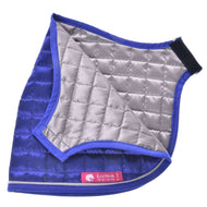 Decke DeLuxe Blue doppelseitig von Hobby Horse LarDen, eine gesteppte Trainingsdecke in Blau und Grau mit Klettverschluss, mit rosa Innenetikett mit weißem Text und Pferdelogo für zusätzlichen Stil.