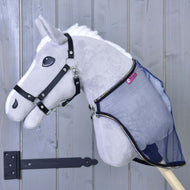 Hobby Horse LarDen gris en peluche avec bride noire et Couverture anti-insectes LarDen fixée, présenté devant une porte en bois gris clair avec charnière noire.