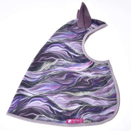 Regendecke Galaxy Space von Hobby Horse LarDen mit lila-grau marmoriertem Allwetterstoff, glitzerndem Besatz und zwei spitzen Ohrformen, flach liegend auf Weiß. Ein rosa Laz Flan Etikett ist befestigt – perfekt für Hobby Horse Fans.