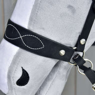 Nahaufnahme eines grauen Plüsch-Hobby Horse-Kopfs mit Hobby Horse LarDen Komplette gebisslose Trense, verziert, mit weißer Stickerei in Form eines Unendlichkeitszeichens und einem schwarzen tropfenförmigen Einsatz nahe dem Auge.