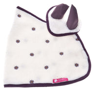 Ensemble Loret de Hobby Horse LarDen, cape-couverture blanche à aspect polaire avec petites fleurs violettes, bordure violette et deux oreilles en tissu. Une étiquette rose avec texte blanc est cousue sur un coin.