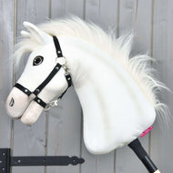 Hobby Horse LarDen Hobby Horse Nexus mit Schwarzem Halfter mit einem weißen Sportpferd aus Plüsch mit flauschiger Mähne, großem Knopfauge und schwarzem Halfter – ideal für jeden Fan. Fotografiert vor einer grauen Holzwand.