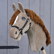 Hobby Horse Oliver mit Schwarzem Halfter + Fellhalfter kostenlos. von Hobby Horse LarDen mit braunem Fell, weißer Blesse, Garnmähne und schwarzem Halfter für Hobby Horse, inklusive kostenlosem Fellhalfter. Es ist einem Oldenburger Hengst nachempfunden und auf einem Holzstab montiert.