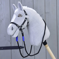 Rênes Basique Bleu de Hobby Horse LarDen montrées sur une tête de Hobby Horse en peluche grise avec bride noire et rênes en corde de polypropylène bleue, montée sur un bâton en bois, devant un fond de mur en bois gris clair.
