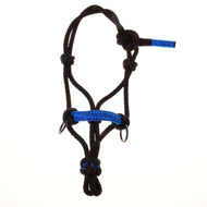 Seilhalfter Azure von Hobby Horse LarDen ist ein schwarzes Seilhalfter mit blauen Akzenten und Metallringen, gefertigt als stilvolles Accessoire für Hobby Horses und vor weißem Hintergrund dargestellt.