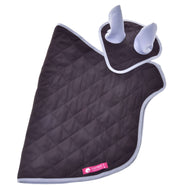 Topfhandschuh Set Purple von Hobby Horse LarDen mit gesteppter schwarzer und grauer Pfotenform, zwei weißen gepolsterten Fingern und rosa Etikett am Rand, inspiriert von gemütlichen Hobby Horse Decken für Komfort und Stil.