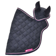 Set Royal von Hobby Horse LarDen ist eine schwarze gesteppte Decke mit Rautenmuster, rosa-weißem Besatz, aufrechten Ohren und einem rosa Etikett am unteren Rand – vereint Stil und Funktion für dein Pferd.