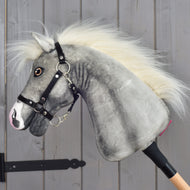 Hobby Horse Silver Moon de profil, avec une crinière blanche fournie et un licol noir