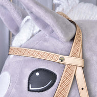 Nahaufnahme von Hobby Horse LarDen Westerntrense Classic: ein hellgrauer Plüsch-Pferdekopf mit schwarz aufgestickten Augen, weißen Details, hellbrauner gemusterter Westerntrense, sichtbarer Stoffstruktur und geflochtener Mähne.