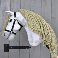 Hobby Horse Victory mit Schwarzem Halfter - Größe M von Hobby Horse LarDen mit weißem Plüschkopf, langer gelber Garnmähne und schwarzem Halfter, inspiriert von einer Andalusierstute.