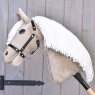 Hobby Horse Blondie mit Schwarzem Halfter von Hobby Horse LarDen mit beigem Gesicht, weißer Mähne und Holzstab – perfekt für jeden Pferdefan in der Familie.