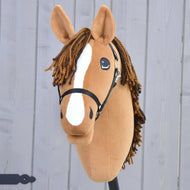 Das handgefertigte Hobby Horse Edward-LD mit Schwarzem Halfter von Hobby Horse LarDen, inspiriert von einem fuchsfarbenen Hannoveraner mit weißer Blesse und Garnmähne, ist vor einem grauen Holzzaun zu sehen.
