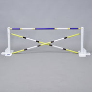 Hindernis 50 cm mit Extra-Stangen von Hobby Horse LarDen ist ein weiß-gelbes verstellbares Hindernis mit gekreuzten Stangen und Höhenmarkierungen – ideal für Hobby Horsing und Spaß drinnen oder draußen.