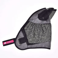 Die Fly Mask De Luxe Light Grey von Hobby Horse LarDen hat graues und schwarzes Netzgewebe, Ohrenschutz aus Netzstoff, ein rosa LarDen-Etikett und einen Klettverschlussriemen mit Metallring – waschbar für Pferde oder die Verwendung mit Hobby Horse. Vor weißem Hintergrund gezeigt.