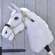 Hobby Horse LarDen „Seilhalfter Nature“ auf einem grauen Hobby Horse am Stab mit weißer Mähne und Seilhalfter, montiert auf einem Holzstab – perfekt für fantasievolles Spielen.