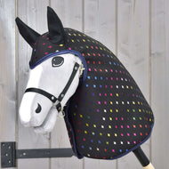 Imperméable Reine Étincelante de Hobby Horse LarDen sur un Hobby Horse gris avec bride noire et capuche de style imperméable à carrés colorés, monté sur un bâton en bois, parfait pour des aventures imaginatives par tous les temps.