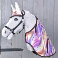 Set Valery von Hobby Horse LarDen mit einem an der Wand montierten Plüsch-Hobby Horse, ausgestattet mit schillerndem Umhang, schwarzem Zaumzeug und eleganter Ohrenkappe vor hellgrauem Holzpaneel-Hintergrund.
