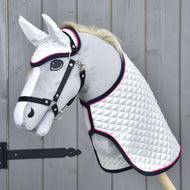 Das Set Beautiful Star von Hobby Horse LarDen zeigt ein Plüsch-Hobby Horse mit weißer gesteppter Decke, schwarzem Zaumzeug und Fliegenhauben-Set, stehend an einem Holzzaun, für stilvolles und geschütztes fantasievolles Spiel.