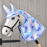 Hobby Horse LarDen Regendecke Space zeigt ein Plüsch-Hobby-Horse mit schwarzem Zaumzeug und einer pastellfarbenen, galaxiegemusterten Mähne und Kapuze in Blau, Violett und Rosa mit weißen Sprenkeln. Enthält eine Regendecke für Spiel bei jedem Wetter. Auf einem Holzstab montiert.