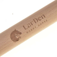 Gros plan sur une Tige inférieure allongée de Hobby Horse LarDen, gravée d’un logo tête de cheval et des mots Hobby Horse LarDen.