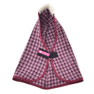 Die Stalldecke Winter Magic von Hobby Horse LarDen besteht aus pink-schwarzem Hahnentritt-PES-Stoff, bordeauxfarbenem Besatz, einem flauschigen weißen Kragen, schwarzem Riemenverschluss und einem pinken Loff Petit-Label – ideal als schicke Ergänzung für dein Hobby Horse.