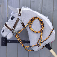 Set Perfect Combination Brown von Hobby Horse LarDen, ein charmantes braunes Hobby Horse mit weicher Mähne, Zaumzeug für Hobby Horse und bequemem, mit Fell gepolstertem Halfter für Hobby Horse auf einem Holzstab – eine bezaubernde Ergänzung für deine Hobby Horse Zubehörsammlung.