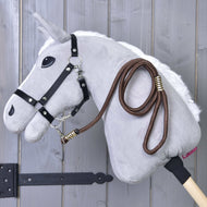 Hobby Horse LarDen Hobby Horse - Führstrick Vivaldi hängt an einer wandmontierten Holzhalterung vor grauem Holz Hintergrund.