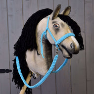 Hobby Horse LarDen Seilset Cotton Blue (Gr. M) mit einem handgefertigten Hobby Horse mit grauem Gesicht, schwarzer Garnmähne und blauem Baumwollhalfter auf einem Holzstab, perfekt zur Ergänzung jeder Hobby Horse Sammlung.
