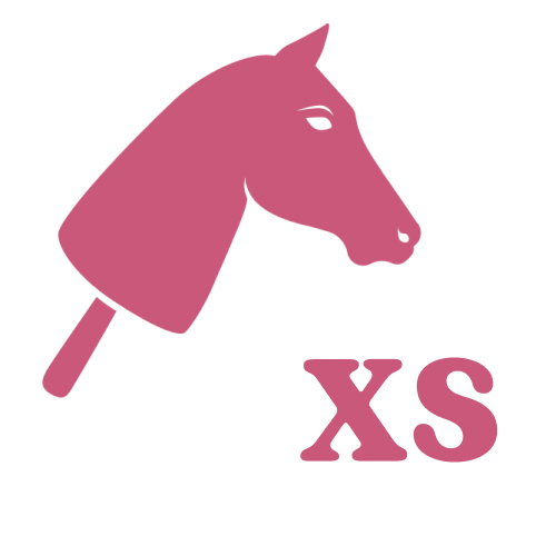 Eine rosa Illustration eines Pferdekopfes an einem Stock neben den kräftigen rosa Buchstaben XS vor hellem Hintergrund.