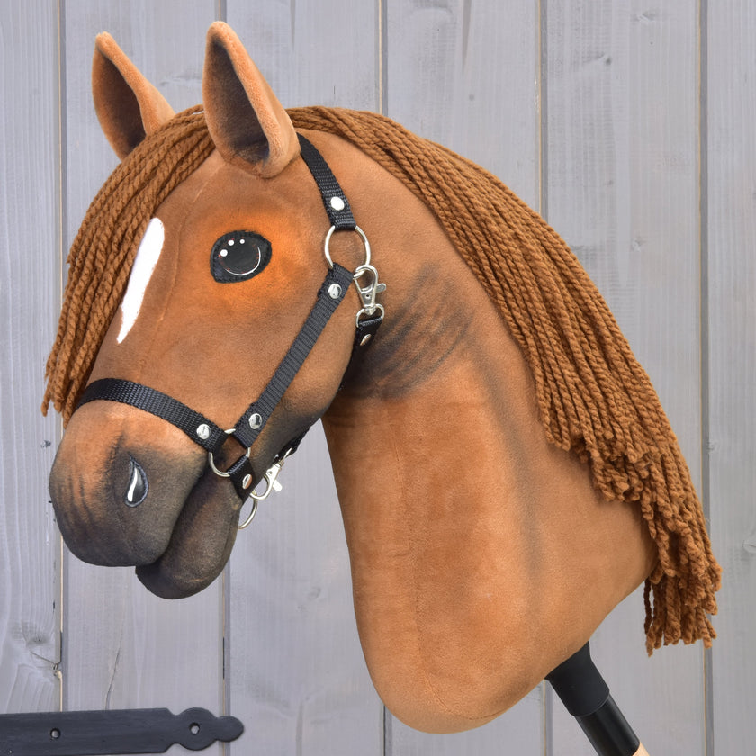Hobby Horse Pippa mit schwarzem Halfter für Hobby Horse und geflochtener Mähne