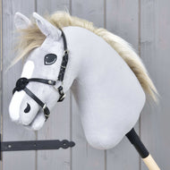 Muserolle Mexique Noir de Hobby Horse LarDen, Hobby Horse en peluche gris avec bride noire, muserolle en similicuir et crinière claire sur un bâton, présenté devant un mur en bois gris.