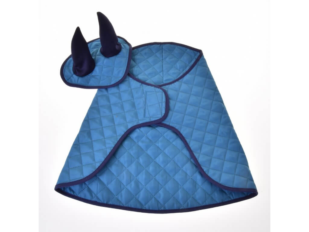 Das Set Thermo Sky von Hobby Horse LarDen zeigt ein blaues gestepptes Kostüm oder einen Umhang mit dunkelblauer Einfassung und zwei aufrechten Hörnern an einem abgerundeten Kopfteil, inspiriert von einer Ohrenkappe für Hobby Horse und ideal als stilvoller Insektenschutz.
