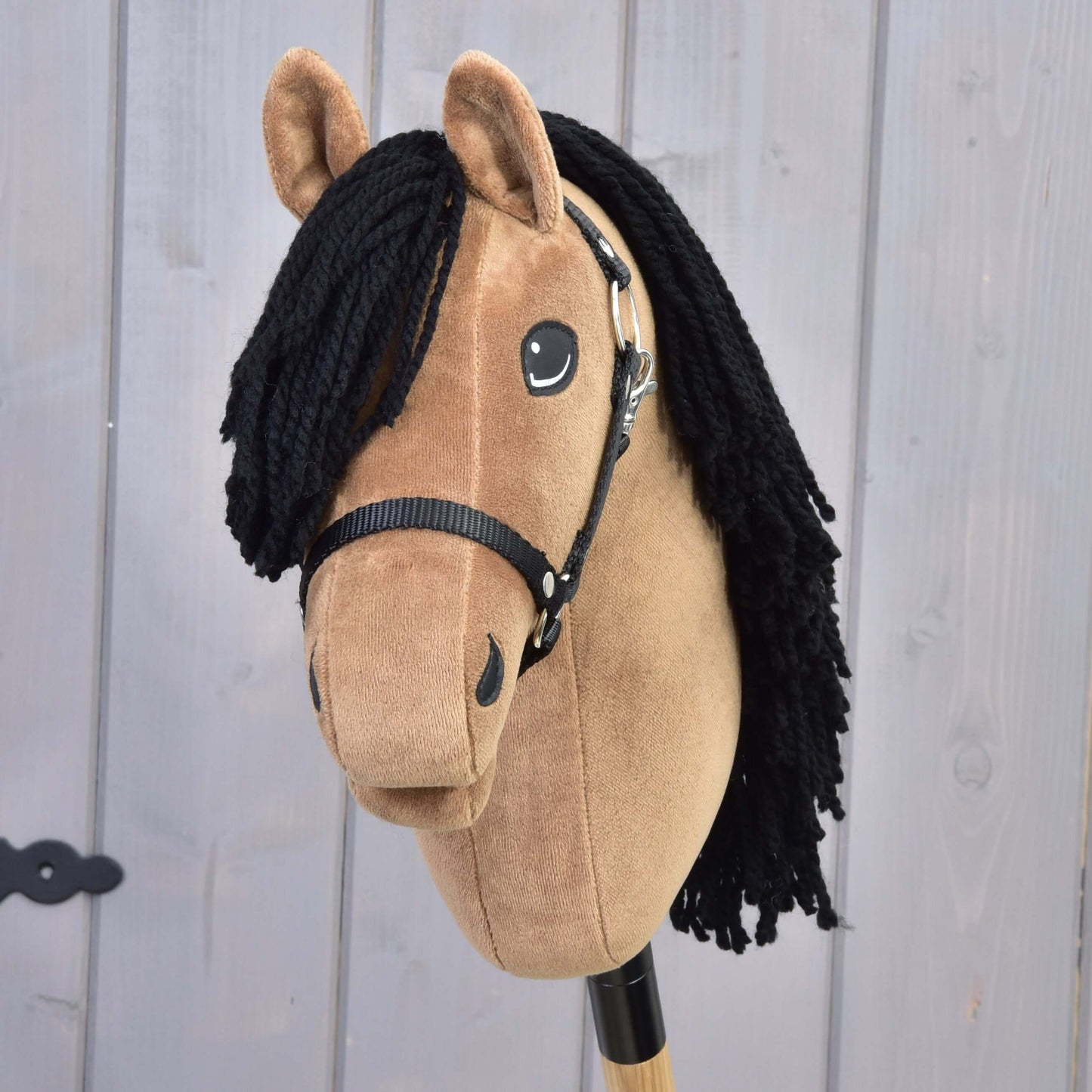 Hobby Horse LarDen Hobby Horse Samantha mit Schwarzem Halfter mit beigefarbenem Plüschkopf, schwarzer Garnmähne, schwarzem Halfter, Knopfaugen und auf einem Holzstab montiert – gestaltet als Englisches Vollblut.