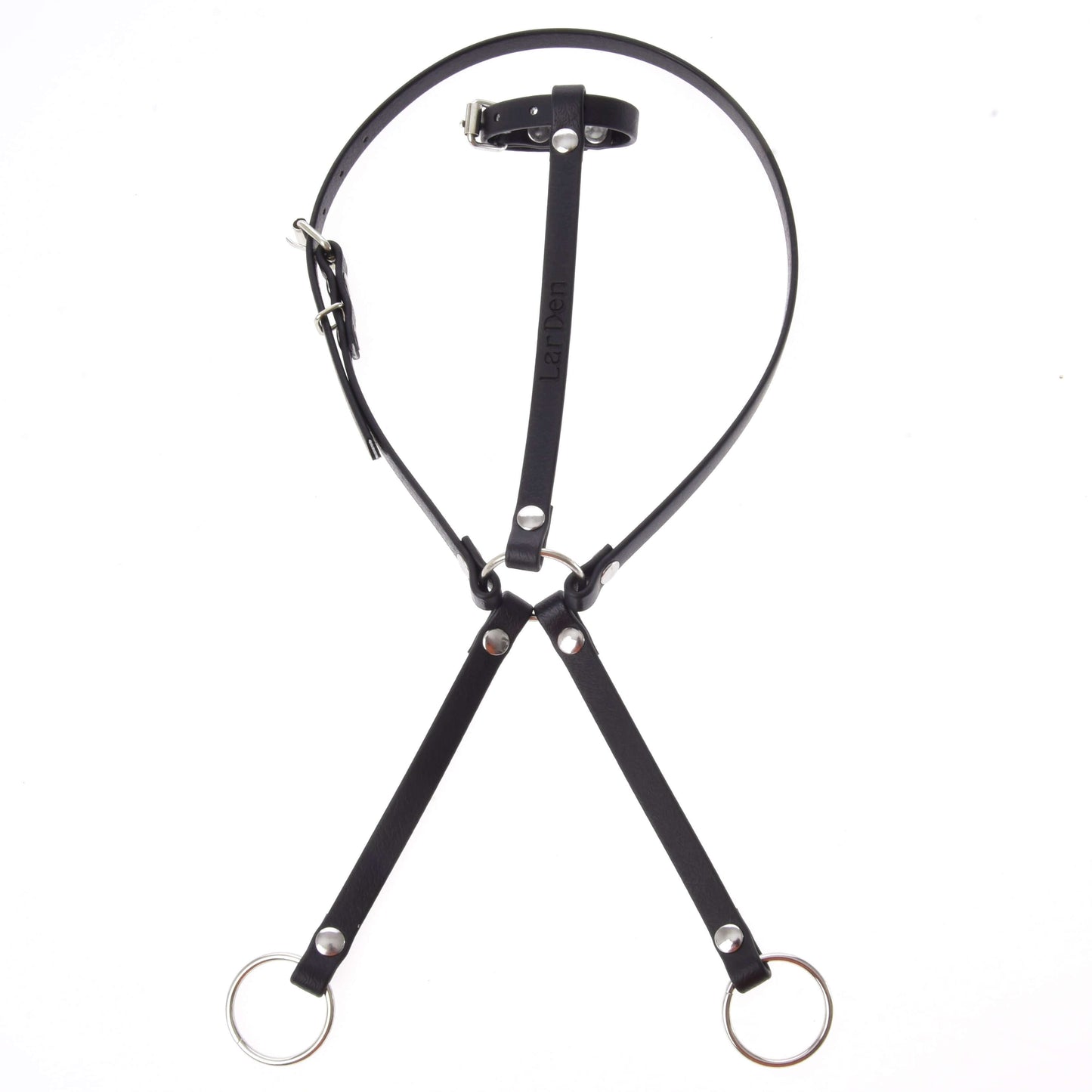 Martingale noir de Hobby Horse LarDen, modèle en Y en similicuir noir avec ferrures argentées et deux grands anneaux métalliques, présenté sur fond blanc, idéal comme accessoire pour les passionnés de Hobby Horse.