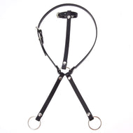 Martingale schwarz von Hobby Horse LarDen mit Y-förmigem schwarzem Kunstlederdesign, silberfarbenen Beschlägen und zwei großen Metallringen, vor weißem Hintergrund gezeigt – ideal für Hobby Horse Fans.