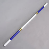 Jump pole blue-gold de Hobby Horse LarDen, barre légère en PVC enduit de 32 mm avec extrémités bleues, sections centrales blanches et deux anneaux dorés. Elle présente des segments alternés blancs, bleus et dorés et est présentée en diagonale sur fond gris clair.