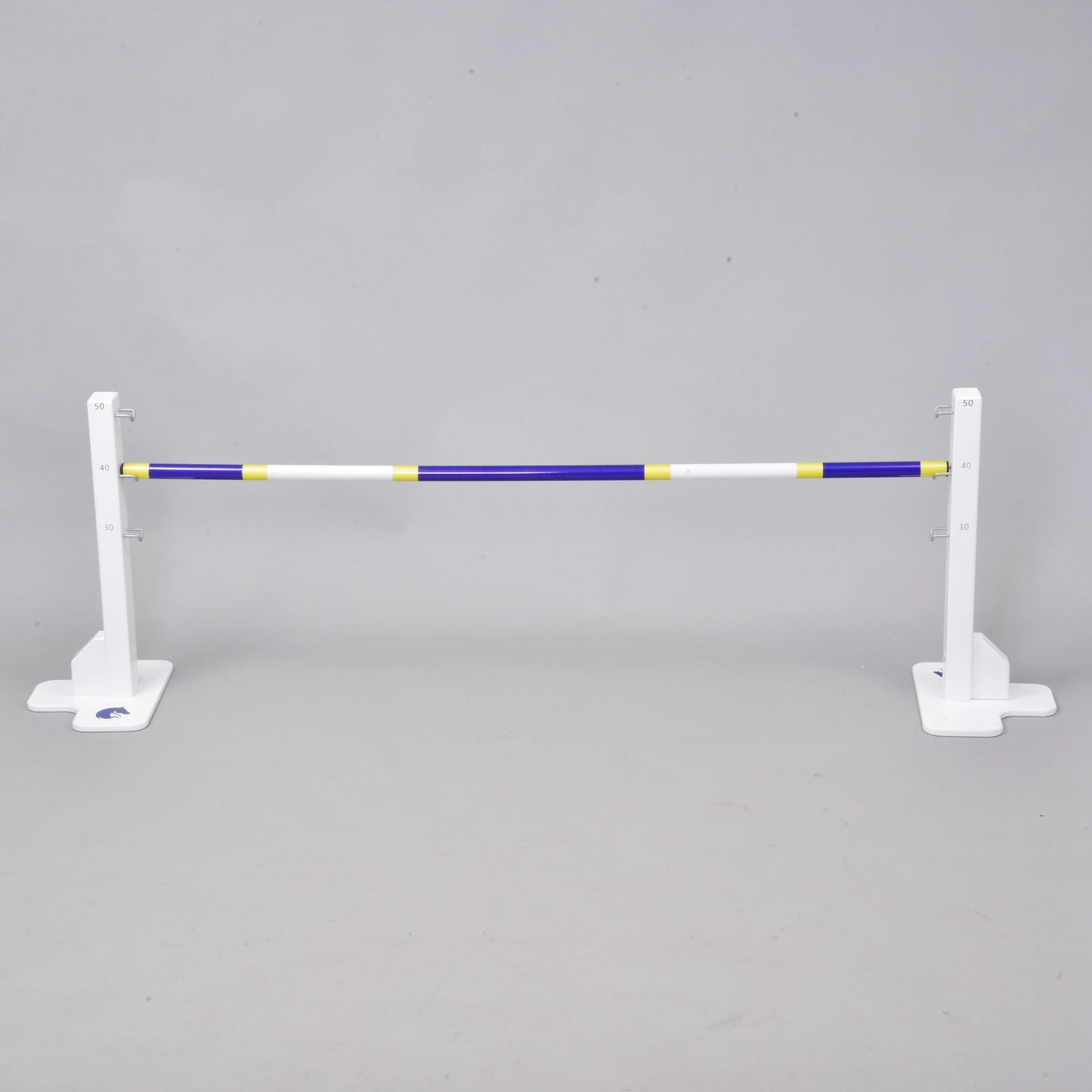 Jump 50 cm / 20 inch de Hobby Horse LarDen, obstacle réglable blanc avec une barre bleue, jaune et blanche, idéal pour le Hobby Horsing en intérieur ou en extérieur, présenté sur fond gris uni.